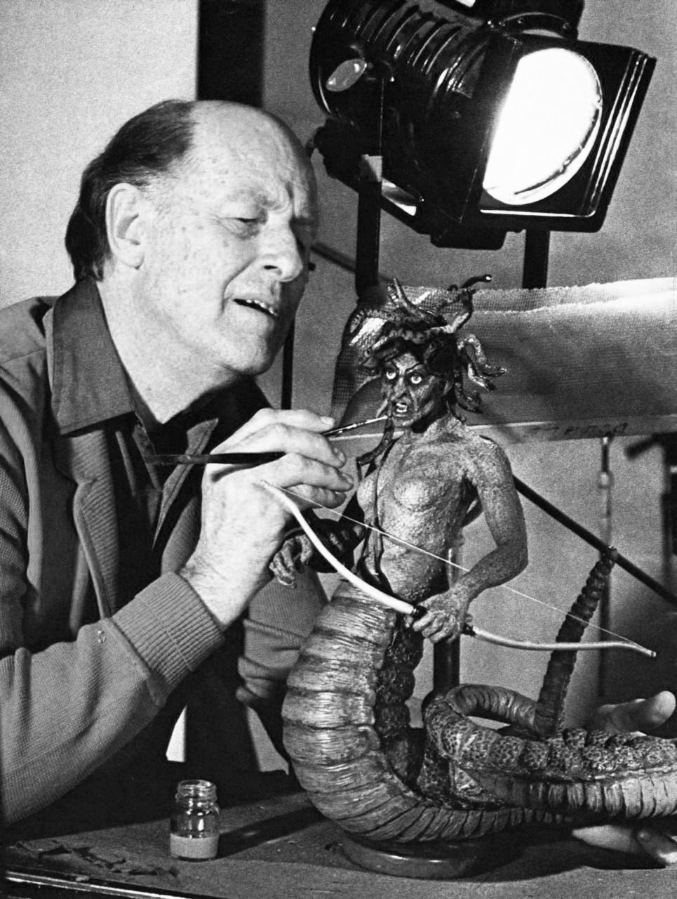 Clash of the Titans (1981) : Harry Hamlin, Judi Bowker, Burgess Meredith, Maggie Smith, Ursula Andress, Claire Bloom, Sian Phillips, Flora Robson, Laurence Olivier, Desmond Davis, Charles H. Schneer, Ray Harryhausen