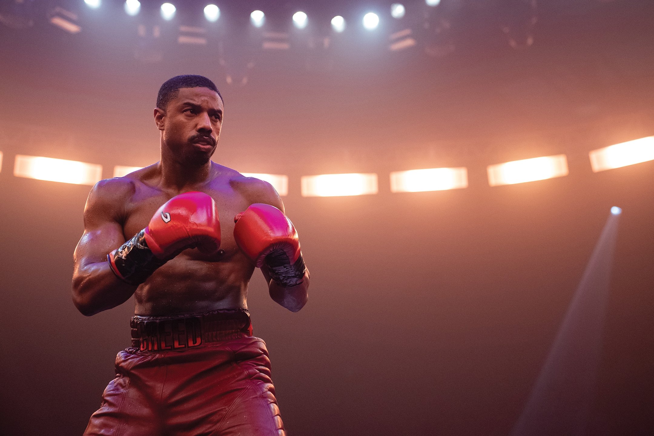 Lunettes de soleil Coach portées par Adonis Creed (Michael B. Jordan) comme  on le voit dans le film Creed III