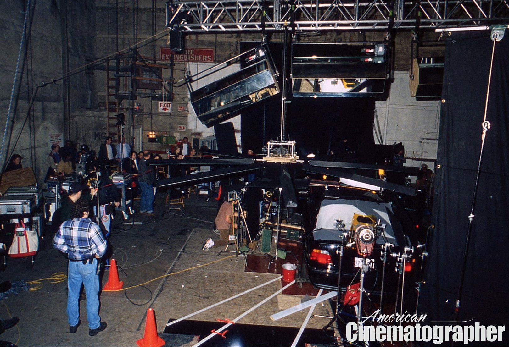Another view of the car rig built by gaffer Claudio Miranda, who noted that it was one of the most expensive he'd ever constructed. They primarily employed 8' Kino Flo tubes projecting from a 2' center hub, spun by a brushless motor.