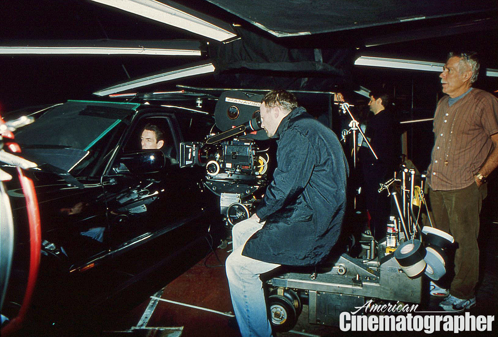 Fincher takes a look through the eyepiece while shooting car work employing a helicopter-like lighting rig in conjunction with rear-projection using VistaVision plates. The rig was built by gaffer Claudio Miranda, who later became an ASC member.