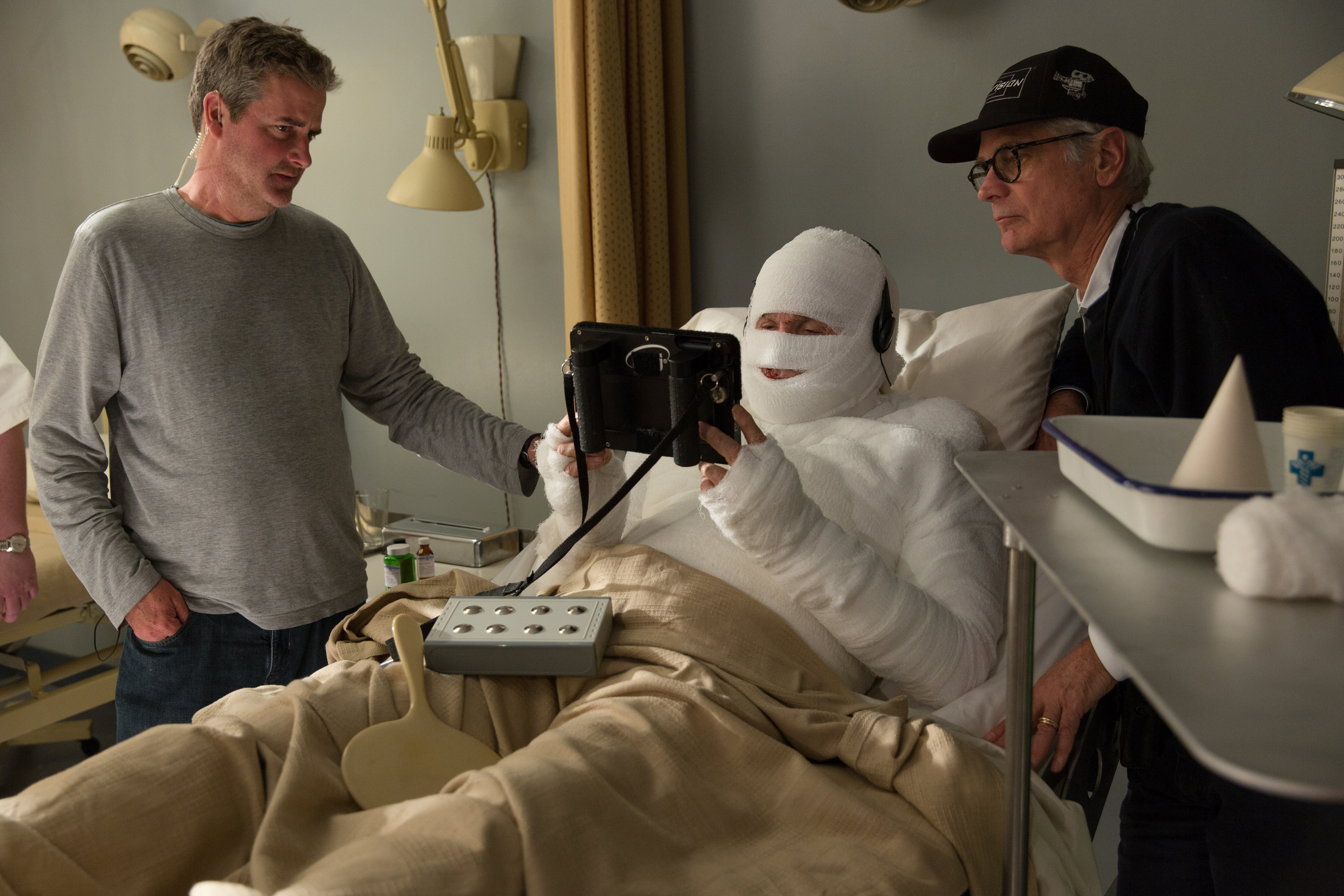 Cinematographer Caleb Deschanel, ASC (right) confers with actor-writer-director-producer Warren Beatty for a scene featuring Hughes in a body cast. 