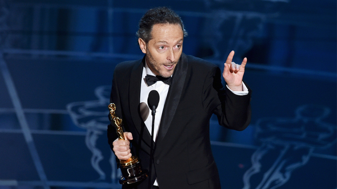 Emmanuel Lubezki, ASC, AMC, accepts the Academy Award. (Credit: Getty Images)
